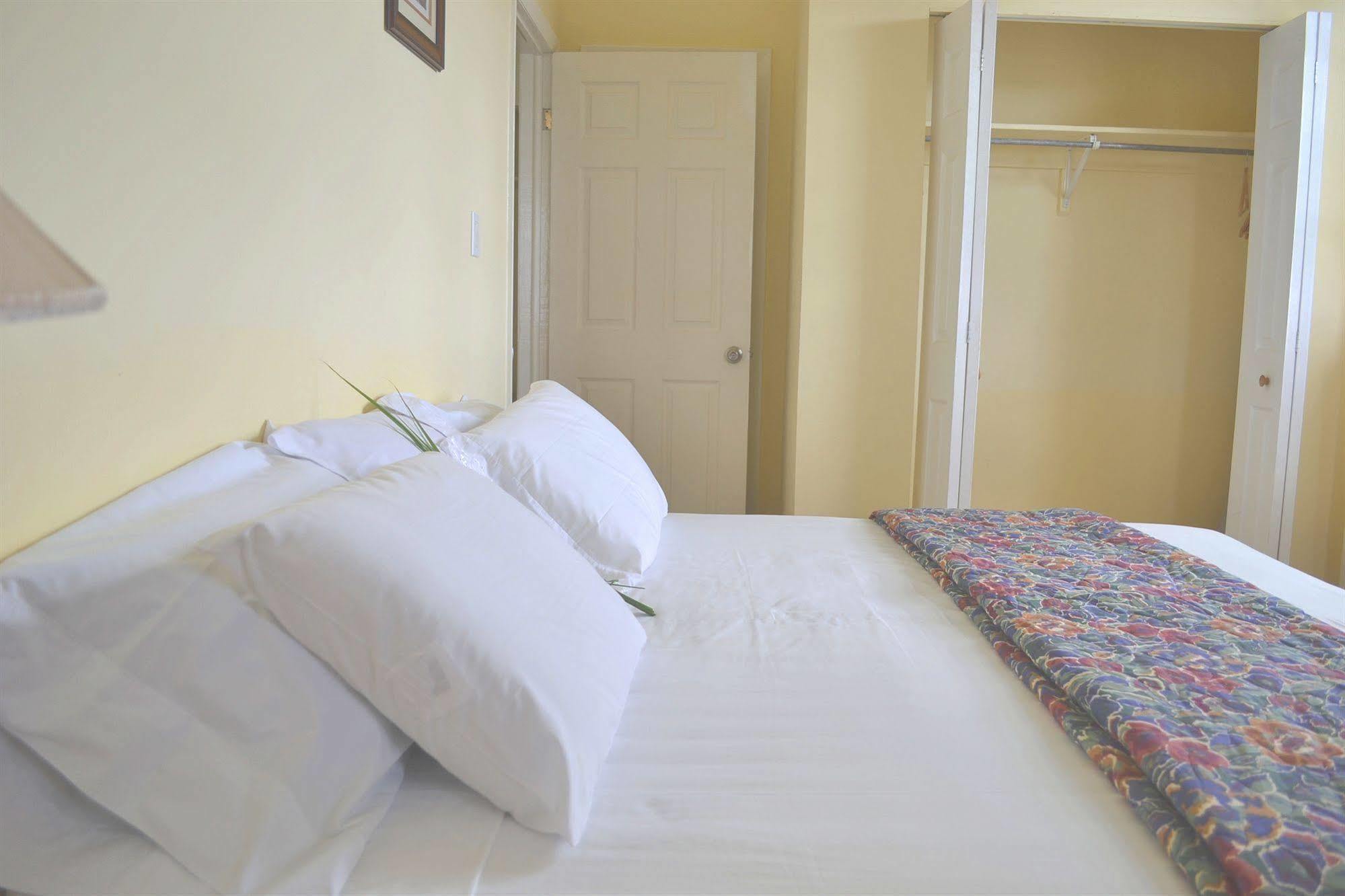 Paige Pond Country Inn St. John's ภายนอก รูปภาพ